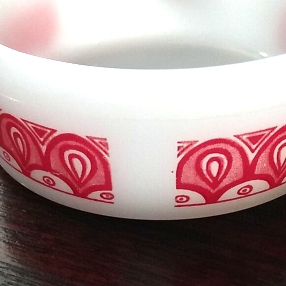 Jeannette GlasBake 14 oz Milk Glass Ovenware Bowl Handle J-2639 Red USA Vintage - Picture 3 of 5